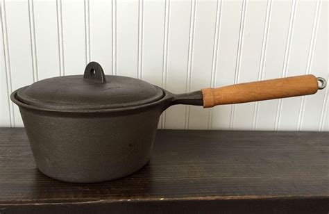 Vintage Cast Iron Cookware Taiwan Sauce Pan With Lid 2 Qt Wooden Handle